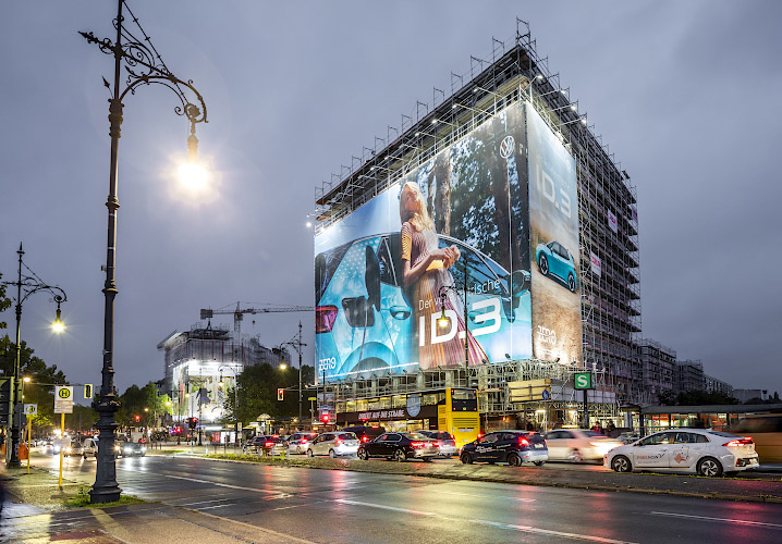 Riesenbanner bewirbt Volkswagen ID.3 Berlin Kurfürstendamm 2020
