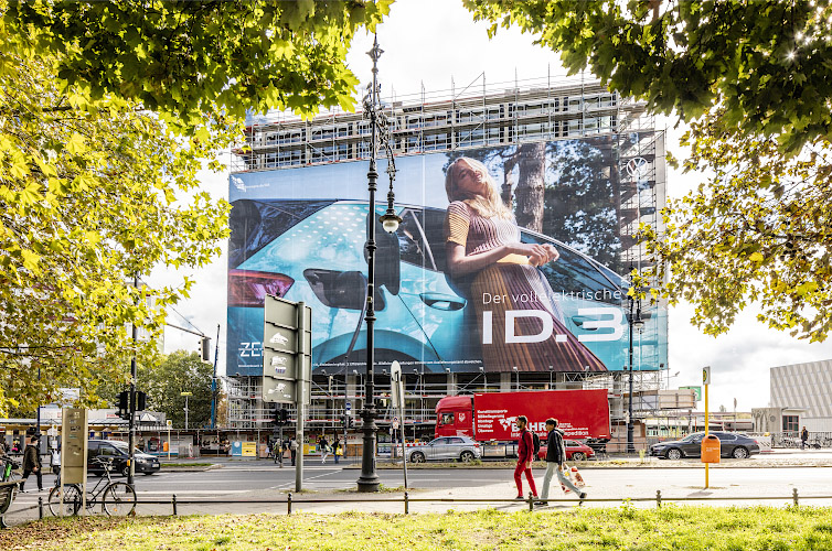 Riesenbanner bewirbt Volkswagen ID.3 Berlin Kurfürstendamm 2020