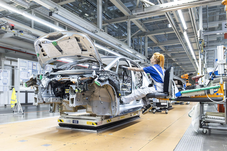 Volkswagen Autofabrik Werk Mosel. Frau montiert Cupra, Arbeitsplatz ergonomisch. Zwickau 2023
