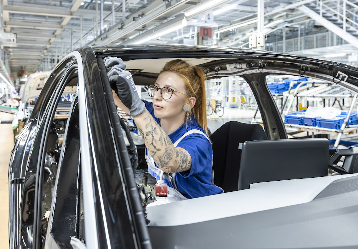 Volkswagen Autofabrik Werk Mosel. Frau montiert Cupra. Zwickau 2023
