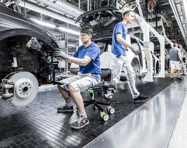 Volkswagen Autofabrik Werk Mosel. Montage VW ID.3 Facelifting, Arbeitsplatz ergonomisch. Zwickau 2023