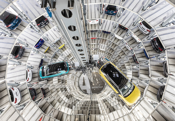 Fabrikneue VW ID.3 und ID.4 im Auslieferungsturm der Autostadt Wolfsburg 2021