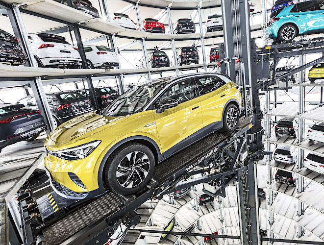 Fabrikneuer VW ID.4 im Auslieferungsturm der Autostadt Wolfsburg 2021