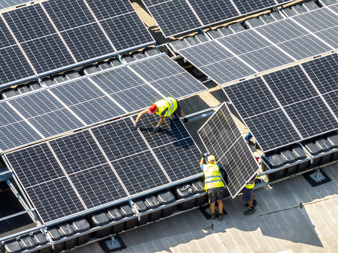 LEAG Aufbau Schwimmender Solarpark auf Cottbusser Bergbaufolgesee Der Ostsee Sommer 2024