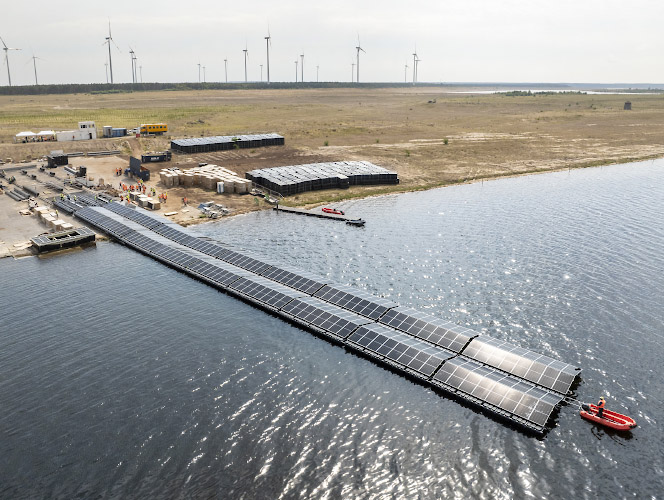 LEAG Aufbau Schwimmender Solarpark auf Cottbusser Bergbaufolgesee Der Ostsee Sommer 2024
