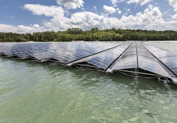 Floating PV Silbersee III. Schwimmender Solarpark erzeugt 3 MW Power, Betreiber Quarzwerke. Haltern am See 2022