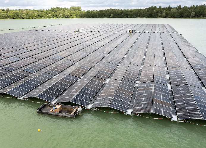 Floating PV Silbersee III. Schwimmender Solarpark erzeugt 3 MW Power, Betreiber Quarzwerke. Haltern am See 2022