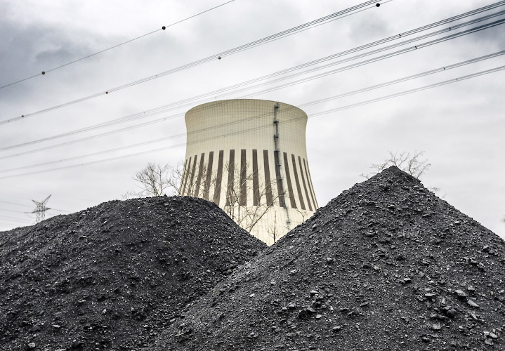 Vattenfall Europe Waerme Steinkohlekraftwerk Reuter West hinter Steinkohlehalde Berlin 2022