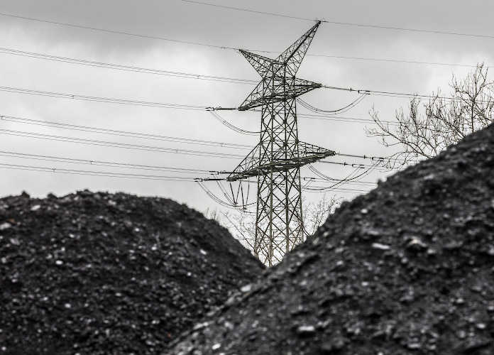 Hochspannungsmast von Vattenfall Europe Waerme Steinkohlekraftwerk Reuter West hinter Steinkohlehalde Berlin 2022