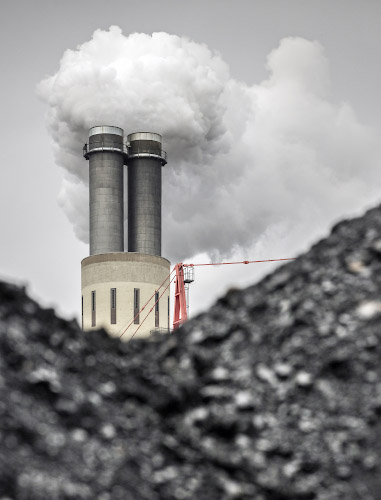 Schlot von Vattenfall Europe Waerme Steinkohlekraftwerk Reuter West hinter Steinkohlehalde Berlin 2022