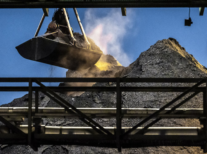 Entladung mit Kran am Vattenfall Europe Waerme AG Steinkohlekraftwerk Moabit . Dezember 2022