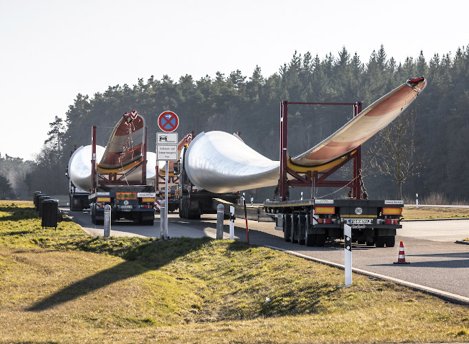 Rotorbatt-Transport per LKW, Fahrer müssen auf Autobahnparkplatz tagsüber Ruhezeiten einhalten. Eldetal, Deutschland 2022