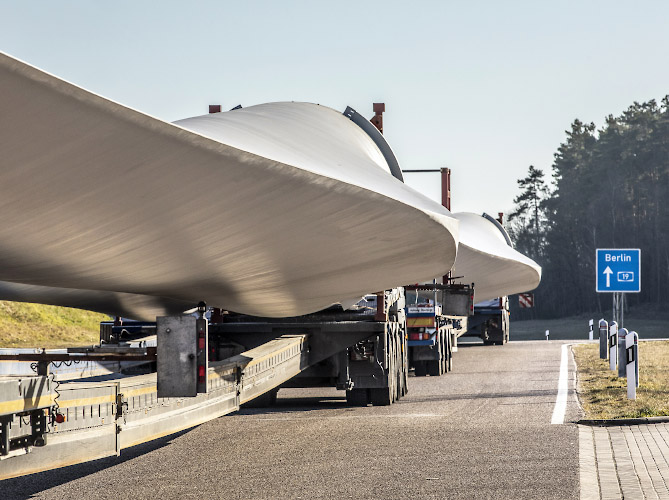 Rotorbatt-Transport per LKW, Fahrer müssen auf Autobahnparkplatz tagsüber Ruhezeiten einhalten. Eldetal, Deutschland 2022