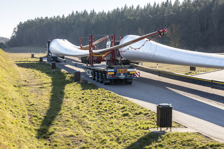 Rotorbatt-Transport per LKW, Fahrer müssen auf Autobahnparkplatz tagsüber Ruhezeiten einhalten. Eldetal, Deutschland 2022