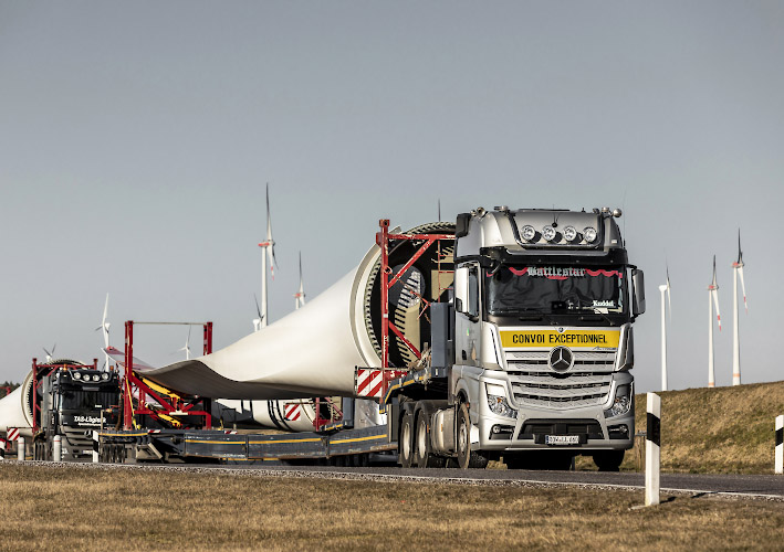 Rotorbatt-Transport per LKW, Fahrer müssen auf Autobahnparkplatz tagsüber Ruhezeiten einhalten. Eldetal, Deutschland 2022