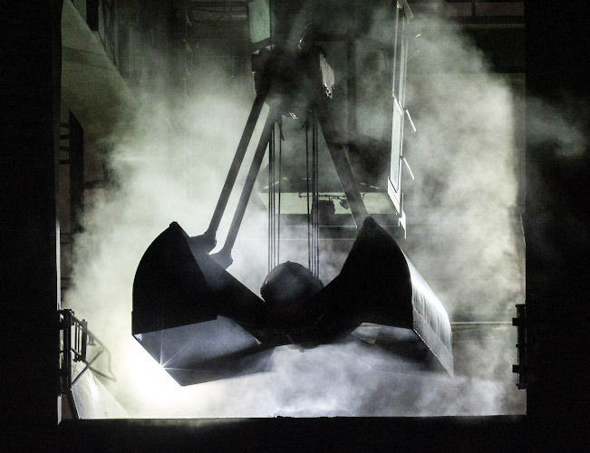 Entladung mit Kran am Vattenfall Europe Waerme AG Steinkohlekraftwerk Moabit . Dezember 2022