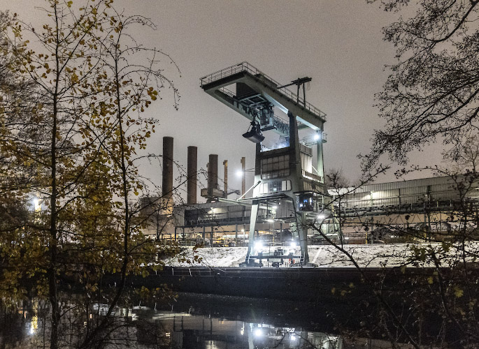 Entladung mit Kran am Vattenfall Europe Waerme AG Steinkohlekraftwerk Moabit . Dezember 2022