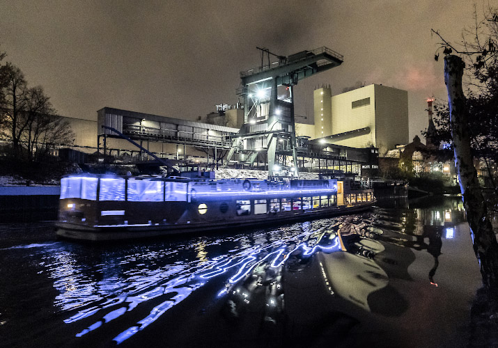 Entladung Motorgueterschiff Andrea am Vattenfall Europe Waerme AG Steinkohlekraftwerk Moabit . Dezember 2022