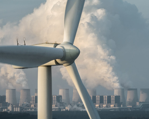 Vestas Windenergieanlage vor Kulisse LEAG Braunkohlenkraftwerk Jaenschwalde, David gegen Goliath. Cottbus 2022