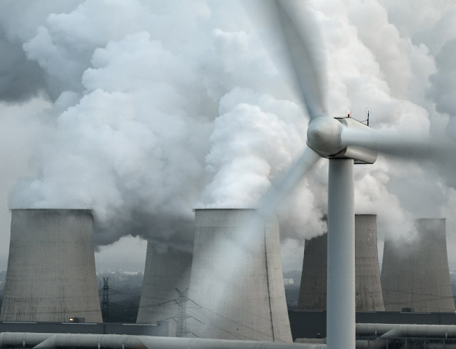 Vestas Windenergieanlage vor Kulisse LEAG Braunkohlenkraftwerk Jaenschwalde, David gegen Goliath. Cottbus 2022