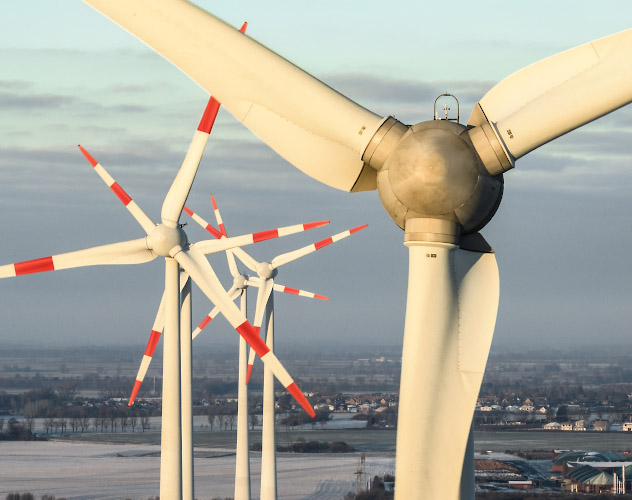 Windpark mit Enercon Windkraftanlagen kurz vor Sonnenuntergang. Nauen 2022