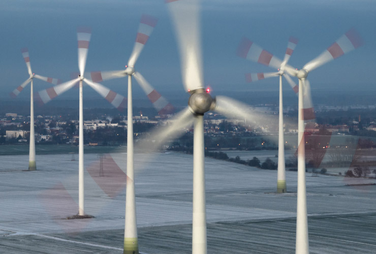 Windpark mit Enercon Windkraftanlagen in Blauer Stunde, Hindernisbefeuerung blinkt rot. Nauen 2022