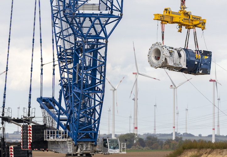 Installation Vestas V150 5.6 Windenergieanlage. Liebherr Schwerlastkran zieht Generator. Wollenthin 2022