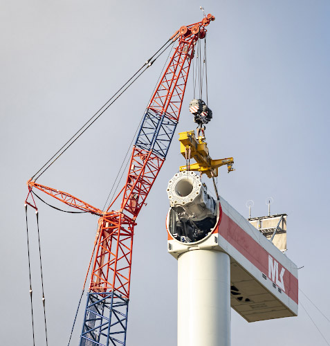Installation Vestas V150 5.6 Windenergieanlage. Liebherr Schwerlastkran zieht Generator an Maschinenhaus. Wollenthin 2022
