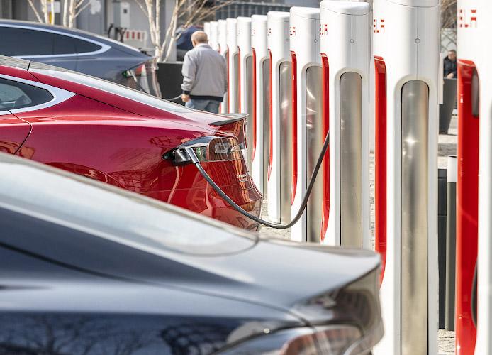 TESLA Type S am Super Charger. EUREF Center Berlin 2021