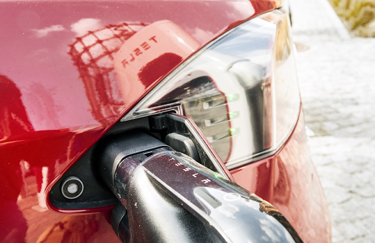 TESLA Typ S am Super Charger. EUREF Center Berlin 2021