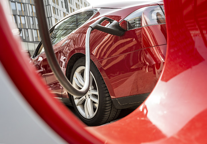 TESLA Typ S am Super Charger. EUREF Center Berlin 2021