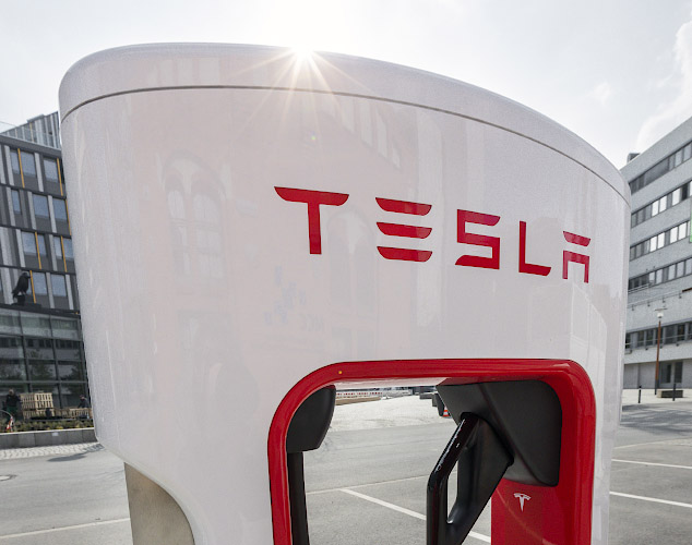 TESLA Super Charger vor Gasometer. EUREF Center Berlin 2021