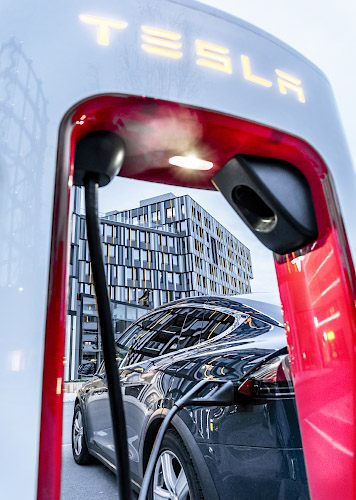 TESLA am Super Charger. EUREF Center Berlin 2021