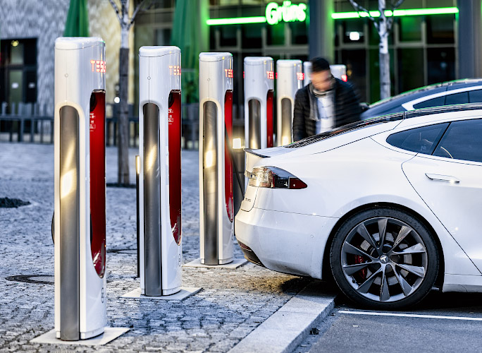 TESLA Type S am Super Charger. EUREF Center Berlin 2021