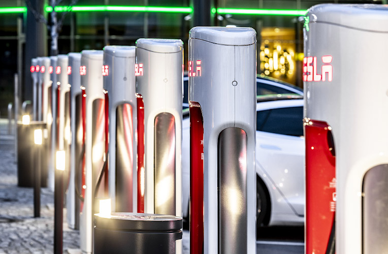 TESLAs am Super Charger. EUREF Center Berlin 2021