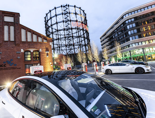 TESLAs am Super Charger vor Gasometer. EUREF Center Berlin 2021