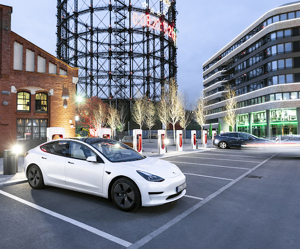 TESLAs am Super Charger vor Gasometer. EUREF Center Berlin 2021