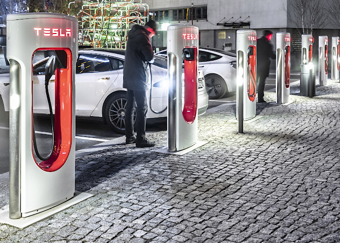 TESLA am Super Charger. EUREF Center Berlin 2021