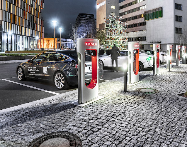TESLA am Super Charger mit Werbung für Jobs in Gigafactory . EUREF Center Berlin 2021