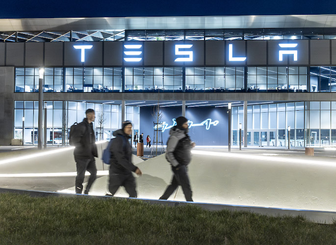 New Look Elon Musk´ Tesla Gigafactory, Schichtwechsel in Grünheide. Berlin Germany 2024