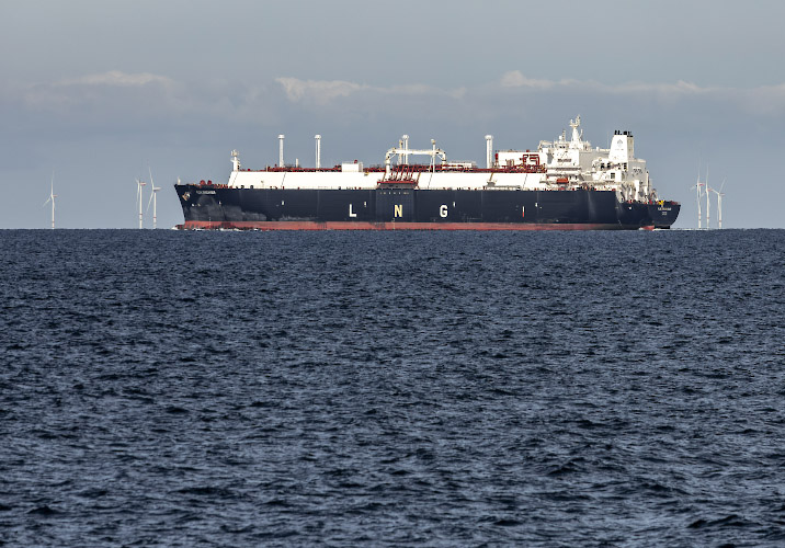 LNG Tanker Flex Endeavour passiert Iberdrola Offshore Windpark Baltic Eagle in Deutsche Ostsee. 2025