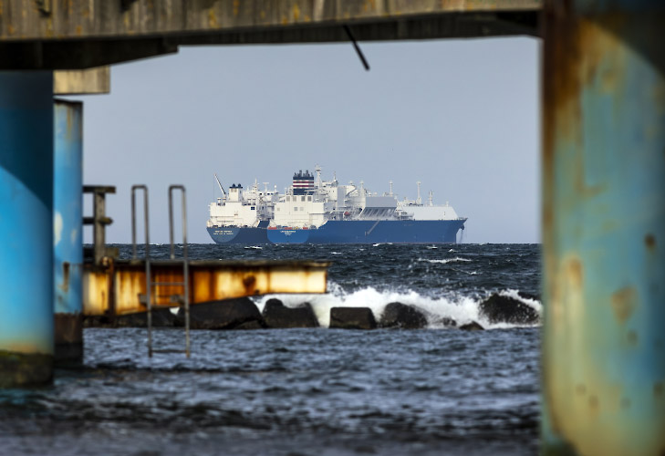 LNG Floating Storage Unit FSU Seapeak Hispania, angedockt LNG Tanker Endurance. Seebrücke Sellin, Rügen, Deutschland 2023