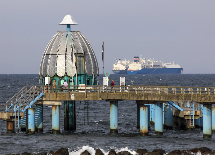 LNG Floating Storage Unit FSU Seapeak Hispania, angedockt LNG Tanker Endurance. Tauchgondel Seebrücke Sellin, Rügen, Deutschland 2023