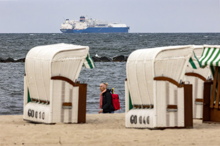 LNG Floating Storage Unit FSU Seapeak Hispania, angedockt LNG Tanker Endurance. Strandkörbe Sellin, Rügen, Deutschland 2023