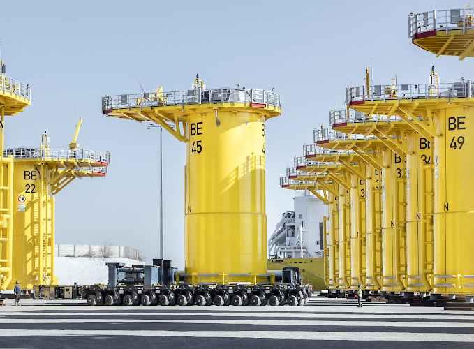 Transition Pieces für Iberdrola Offshore Windpark Baltic Eagle. Freilager Hafen Mukran, Deutschland 2023