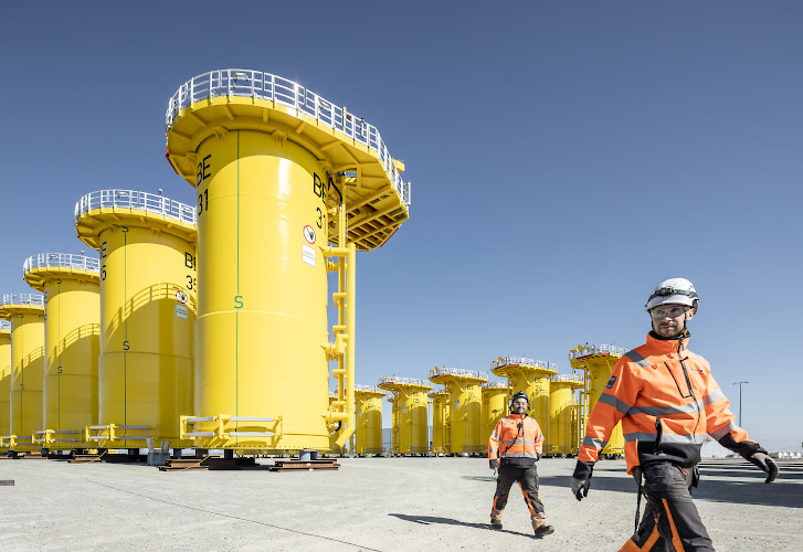 Transition Pieces für Iberdrola Offshore Windpark Baltic Eagle. Freilager Hafen Mukran, Deutschland 2023