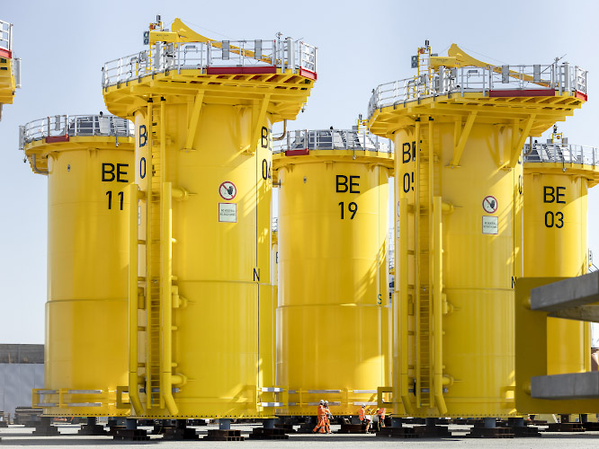 Transition Pieces für Iberdrola Offshore Windpark Baltic Eagle. Freilager Hafen Mukran, Deutschland 2023