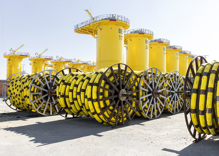 Schläuche für Blasenschleier und Transition Pieces für Iberdrola Offshore Windpark Baltic Eagle. Freilager Hafen Mukran, Deutschland 2023