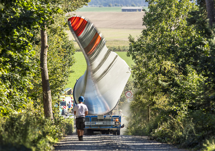 Transport NORDEX Rotorblatt durch Wald zum Windpark Illmersdorf 2023