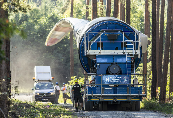 Transport NORDEX Rotorblatt durch Wald zum Windpark Illmersdorf 2023